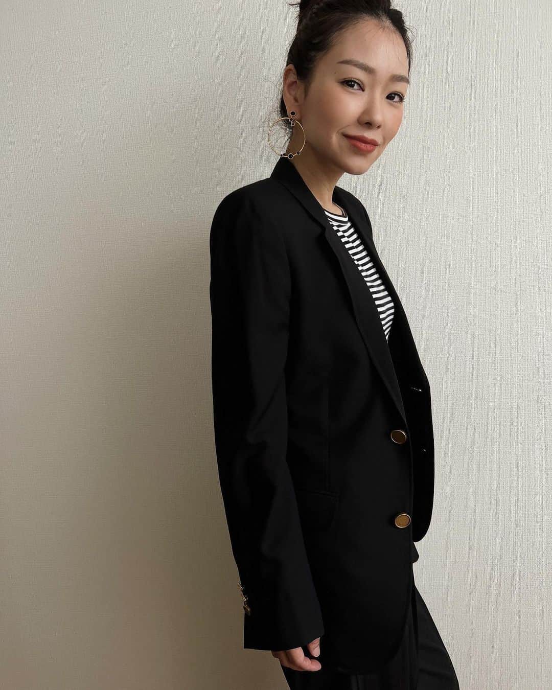 服部由紀子のインスタグラム：「結構人気な服部ファッション投稿。 笑  まだ夜はちょい寒い時間があるから、  ジャケットマスト。  同じSAINT LAURENT @ysl なのに、雰囲気変わって面白い。  2枚共にジャケットもインナーも、 全て10年前のものでも、 全部大切にして、  自分らしいコーデでトレンド関係なく着ちゃう。  ① 黒のジャケットに、インナーにストライプの RAF SIMONS @rafsimons の半袖Tシャツを。  ② 2着目のベージュカーキの SAINT LAURENTに合わせたネックレスは、 Malcolm Betts @malcolmbetts   大人にも、モードにもなるから、好きなのだ。  🤏少しファッションお勉強を🤏  Raf Simons  ベルギー出身 工業デザインの大学出で、卒業後に家具のギャラリーで2年働き インテリアデザイナーとして活動→ファッションへ興味が向かい、独学で服作りに！  みんなが好きな Martin Margiela（私も好きで何着もあるよ🥺💕） のコレクションをみて、ファッションの仕事をしようと決意したんだって。  ちなみに…。 JIL SANDER DIOR Calvin Klein のデザイナーも務めてきたよ♪  以上、今日のファッションお勉強でした！  歴史を少しだけでも知ると、楽しいよね！！  ねぇ、質問🥺💕 別アカウントで作った方がいいかな？  言われるの。みんなの意見ちょーだい！  ーーーーーーーーーーーーーーーーーー  #プレ花嫁#東京花嫁#綿帽子#前撮り#結婚#flower#ホテルウェディング#出張ヘアメイク#和装ヘア#ヘアメイク#ホテルウェディング#raf #ウェディングブーケ#ウェディングブーケオーダー#ウェディングブーケ#ブーケ#rafsimons #blooooms#丸の内前撮り#flowers #ブーケ#色打ち掛け #大人ウェディング  #saintlaurent」