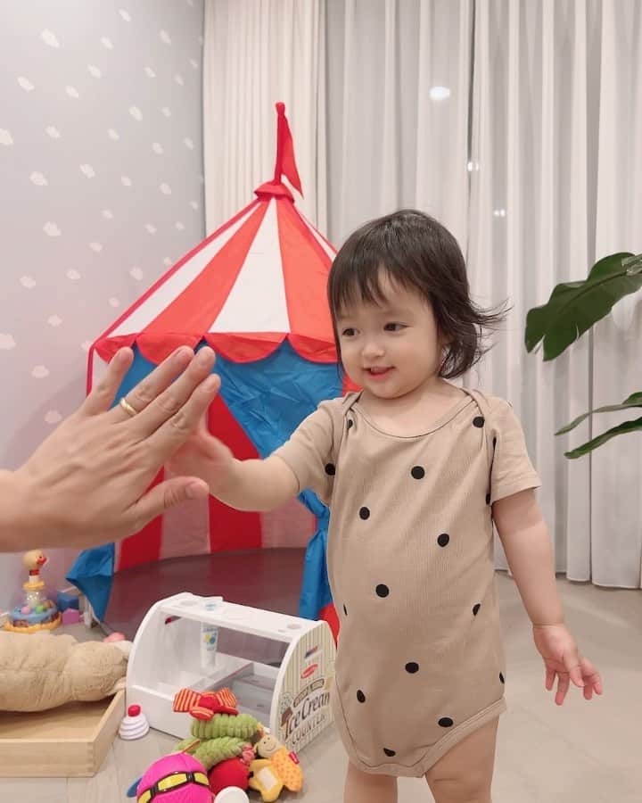 アレクサンダーのインスタグラム：「お嬢可愛すぎます、、、😫」