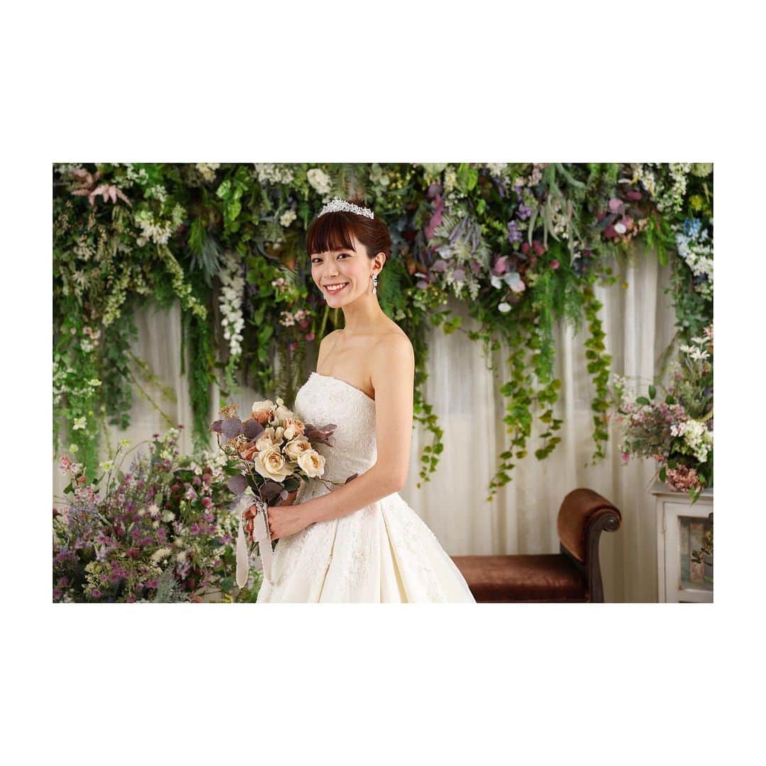 三谷紬さんのインスタグラム写真 - (三谷紬Instagram)「* ついに着ました👗 Wedding dress！❤︎❤︎ 昨日テレ朝ポストに取材してもらった記事も 掲載されました。 見たよ、と連絡くださった方が多くて すごく嬉しかったです😭 思いの丈はすべてテレ朝ポストに。 ぜひ読んでみてください！ そして写真をたーーーくさん撮ってもらいましたので ゆっくり投稿していきます。 カラー診断・骨格診断でお世話になった 二神先生がコーディネートしてくださった背景。 種類もいくつもあるので少しずつ🤲 ヘアメイクは大学の頃から通い続けている GARDEN TOKYOの長田さんにやって頂きました🫶🏻 視聴者・スタッフ・関わってくださった皆様のおかげで　 こうして最高の思い出を作ることが出来ました。 本当にありがとうございました！ これからもどんどんチャレンジして、 新しいことに体当たりで！ 頑張ります❤️‍🔥❤️‍🔥 * #ウェディングドレス#ウェディングフォト#wedding#weddingdress#weddingphotography#カラー診断#イエベ春#骨格診断#ストレート#骨スト#ウェディングヘア#👗#ドレス#dress#スタジオ#テレビ朝日#アナウンサー#三谷紬」5月1日 21時20分 - mitani_tsumugi