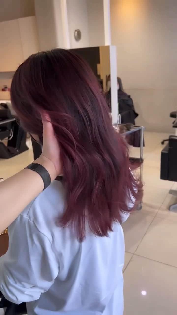のインスタグラム：「【動画で見るヘアカタログ】  #レッドカラー の #バレイヤージュ をご紹介💁🏼‍♀️✨ ぜひ参考にしてみてくださいね！  ================================= @alivehair では、ヘアカタログや流行の ヘアカラー・ヘアスタイルに関する 情報を毎日更新中です💫 あなたの取り上げてほしいテーマを コメントすると記事になるかも？ ぜひフォローしてチェックしてください💡 =================================  ================================= ✂︎PRICE（店舗により金額が異なります。 クーポンもありますのでぜひご活用ください💁🏻‍♀️） ・グラデーションカラー：¥11,000〜 ・バレイヤージュカラー：¥22,000〜 ・ハイライト：¥15,400〜 =================================  #美容院 #美容室 #原宿美容室 #吉祥寺美容室 #バレイヤージュ #バレイヤージュカラー #バレイヤージュヘア #外国人風 #外国人風ヘア #外国人風カラー #レッドカラー」