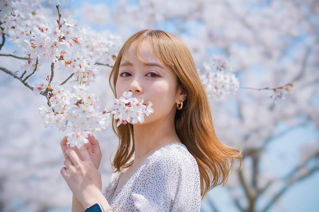 國嶋絢香のインスタグラム：「🌸🌸🌸  #プライベー旅 5月分の放送が始まります💗 1回目の放送は、今夜22時から🌙  5月の間は繰り返し放送されるそうなので 見られる地域の皆さんぜひご覧ください😌💕  ひと足先に見させていただきましたが 映像がとっても綺麗で見応え抜群でした👏🏻✨  テレビで初めて結婚生活についても話してみたり… ひゃあ〜！それは見られるの恥ずかしい🫣💭笑  　 work: @priva_tabi  photo: @okamototakuya_plusbe」