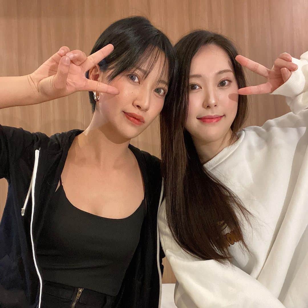 藤村玲衣のインスタグラム：「🖤🤍🖤🤍」