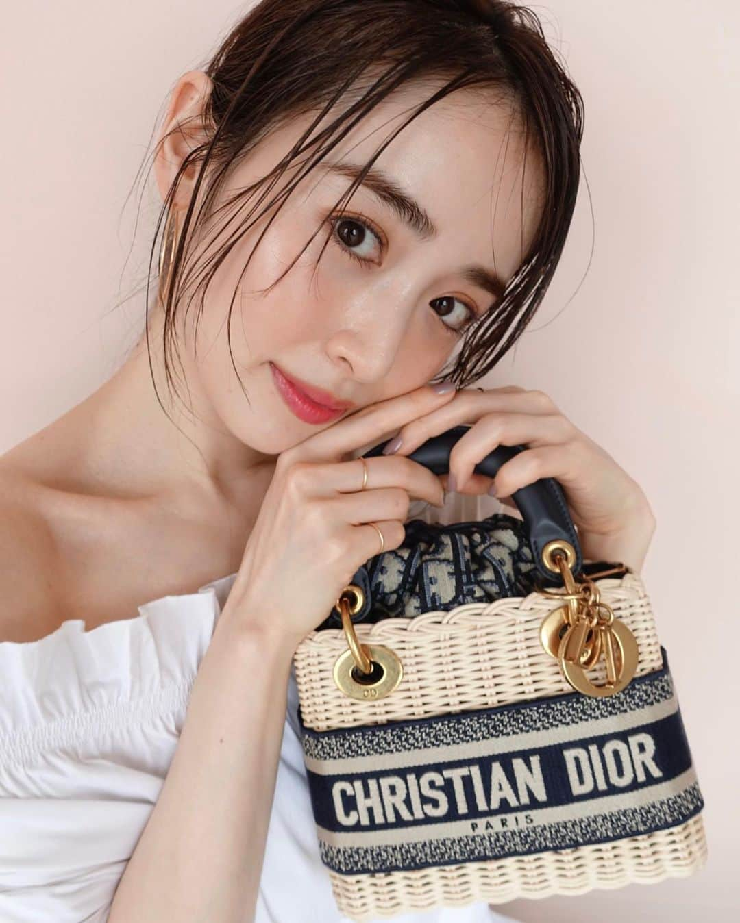 泉里香さんのインスタグラム写真 - (泉里香Instagram)「MY LADY DIOR♡ 昔ながらの手作業で編み上げた、DIORならではのサヴォワールフェールの魅力が詰まったアイコンバッグ💓  今日から六本木ヒルズにて レディディオールの魅力を堪能できるスペシャルなポップアップがスタート🤍 ゴールデンウィークはLADY DIORの歴史や魅力も特別に体験できて、限定品や最新作もラインナップされます💐  Lady Dior Pop-up Store 六本木ヒルズ大屋根プラザ　 5/1～5/22まで♡  @dior #LadyDior #ladydiorpopup #dior」5月1日 20時07分 - rika_izumi_