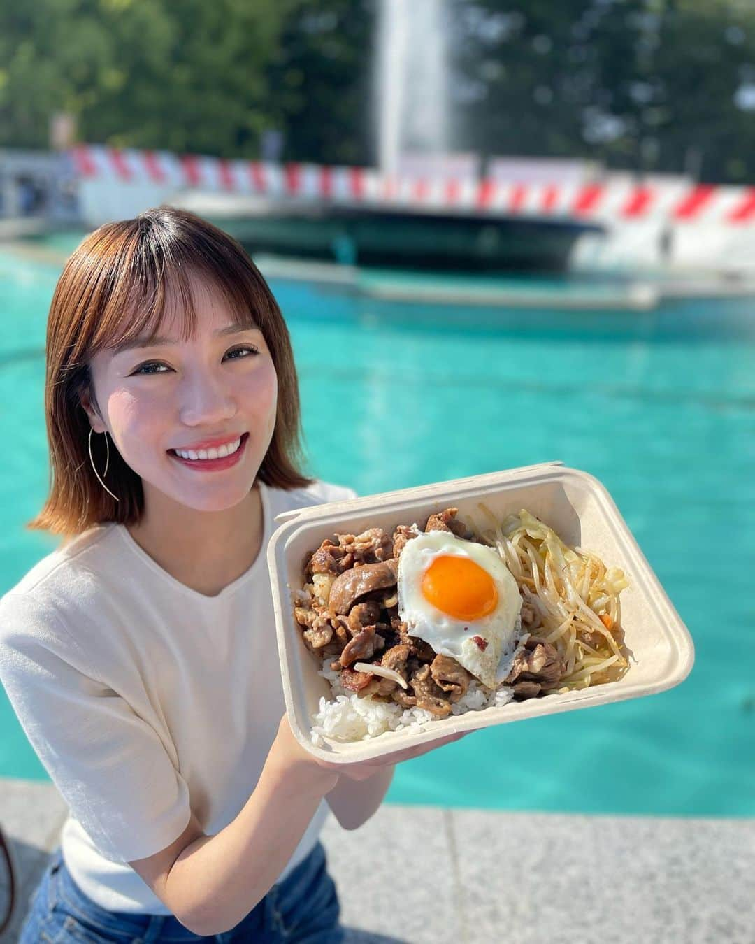 中矢邦子のインスタグラム：「・ ドドン！ラムのジンギスカン丼✨  開催中のうま辛！グルメフェスで♩ 敷地内では、ネモフィラも楽しめましたよ✿ 研修のエネルギーチャージができました☺️  #GW #うま辛 #日比谷公園」