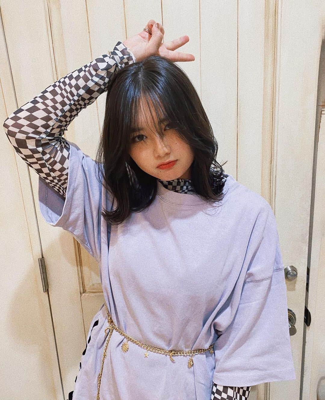 箭内夢菜のインスタグラム：「😏✌🏻 溝口さんに エクステはずして、暗めのカラーと 少し整えて頂きました☺️ 地毛伸びてたー！！！ 軽くなった🥹  人生初エクステ、楽しめました そして、エクステのケアって 大変なんだなって思いました😌 指がスーって通るのが嬉しい🥲笑  ありがとうございました*ﾟ またお願いします😉」
