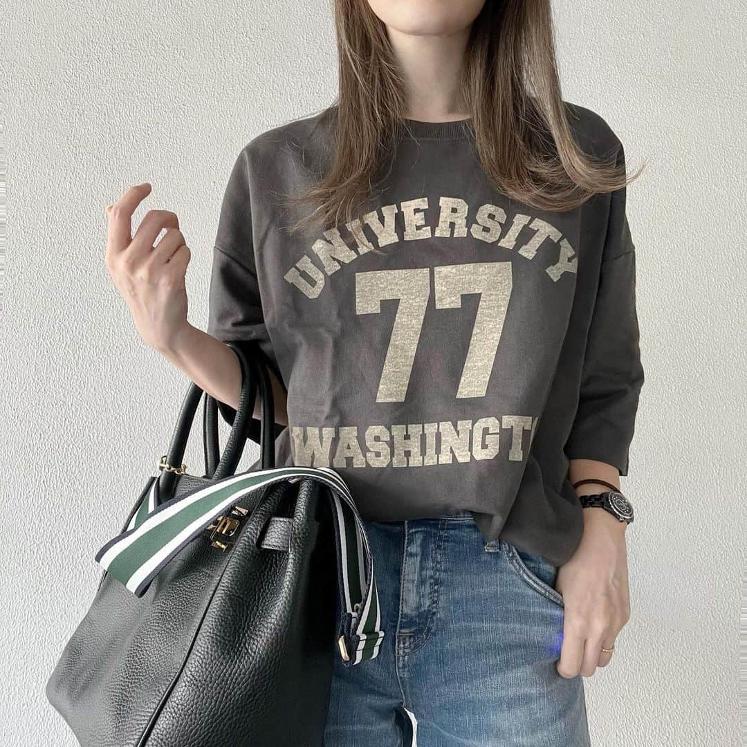 *✭ᏋണᎥ✭*のインスタグラム：「ㅤㅤㅤㅤㅤㅤㅤㅤ くすみカラーのTシャツ♡ 五部袖になってるの♡カジュアル🥹♡かわいい！ ㅤㅤㅤㅤㅤㅤㅤㅤ グルカサンダルと合わせたんだけど これが軽くて柔らかいの! 厚底だから脚長効果もバッチリ♡ ㅤㅤㅤㅤㅤㅤㅤㅤ どちらも　@select.shop.jbg さんでGET♡ ㅤㅤㅤㅤㅤㅤㅤㅤ  #大人シンプル#オトナカジュアル#大人コーデ#着回しコーデ#高身長コーデ #166cmコーデ #骨格ウェーブ#166cm#partegram#locari  #deuxiemeclasse #ドゥーズィエムクラス#musededeuxiemeclasse#グルカサンダル#シータパランティカ#デニムコーデ」