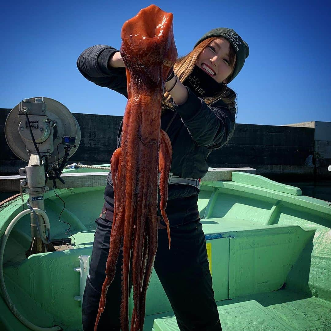 冨士木耶奈さんのインスタグラム写真 - (冨士木耶奈Instagram)「. ドカン！とミズダコ🐙🐙 ロケのミズダコ釣りのリベンジも プライベートで行ってきて、 YouTubeにUPしとるから まだ見てない人は見てねー😍✨ . . #ホームレス女子 #ミズダコ  #オクトパスハンター #🐙  #釣り #船釣り#海釣り #生きる伝説の珍獣  #釣りハンター #野生児 #毎日釣り  #ワイルドライフ #ハリウッドスター  #octopus #fishinglife #wildlife #🐆」5月1日 20時43分 - fishing_kana