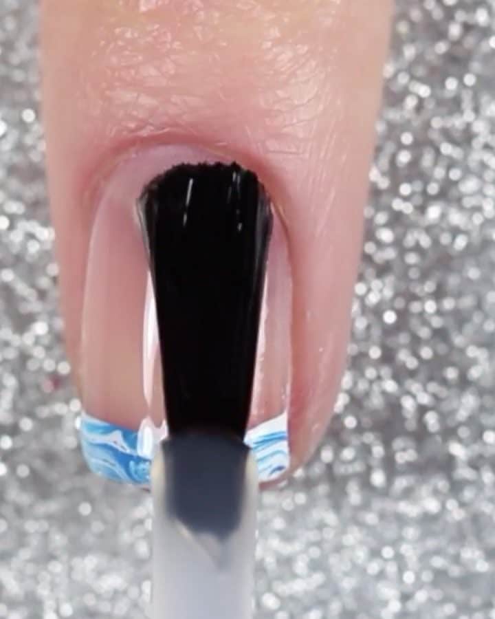 NailsVideosのインスタグラム：「Marble french tip nails by @caramellogram 💙」