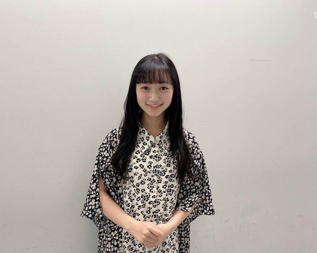横溝菜帆のインスタグラム：「📺    Abema TV 『 ななにー 』  初の生放送、ものすごーーく緊張しました😬💦 皆さんに優しく話して頂けて、 なんとか私もお話することができて、ほっとしました。 皆さんのお話も面白く、あっという間に 時間が過ぎてしまいました😆  用意していただいた衣装👗 ぐっと大人ぽくなって、素敵なワンピースでした☺️  今日もありがとうございました！  #ななにー #abematv #横溝菜帆  Abema TV にて、 1 週間見逃し配信されますのでぜひ♪」
