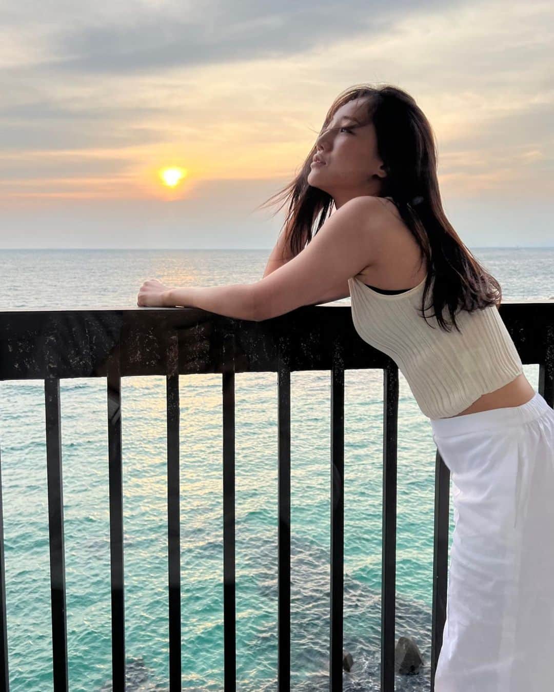 森川侑美のインスタグラム：「今日は大雨の中🚙出発したのに こんなに綺麗な夕陽が見れるなんて🥹⛵️✨  嬉しくて何枚も何枚も写真お願いしてたら 母にもう勘弁して−🥵って言われた🤭ﾌﾟ笑笑  今から温泉へ〜♨️🧖🏻‍♀️  #GW#親子旅行#犬同伴旅行#白浜#夕陽 #5月#初夏？#タンクトップ」