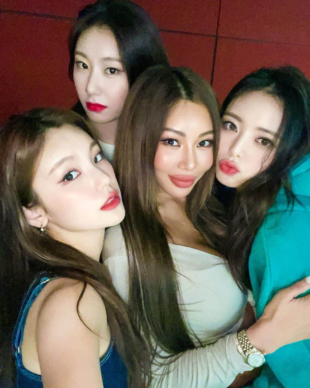 Jessiのインスタグラム：「Lights Camera Action 💋  With my youngins ❤️ Love you @itzy.all.in.us ❤️」