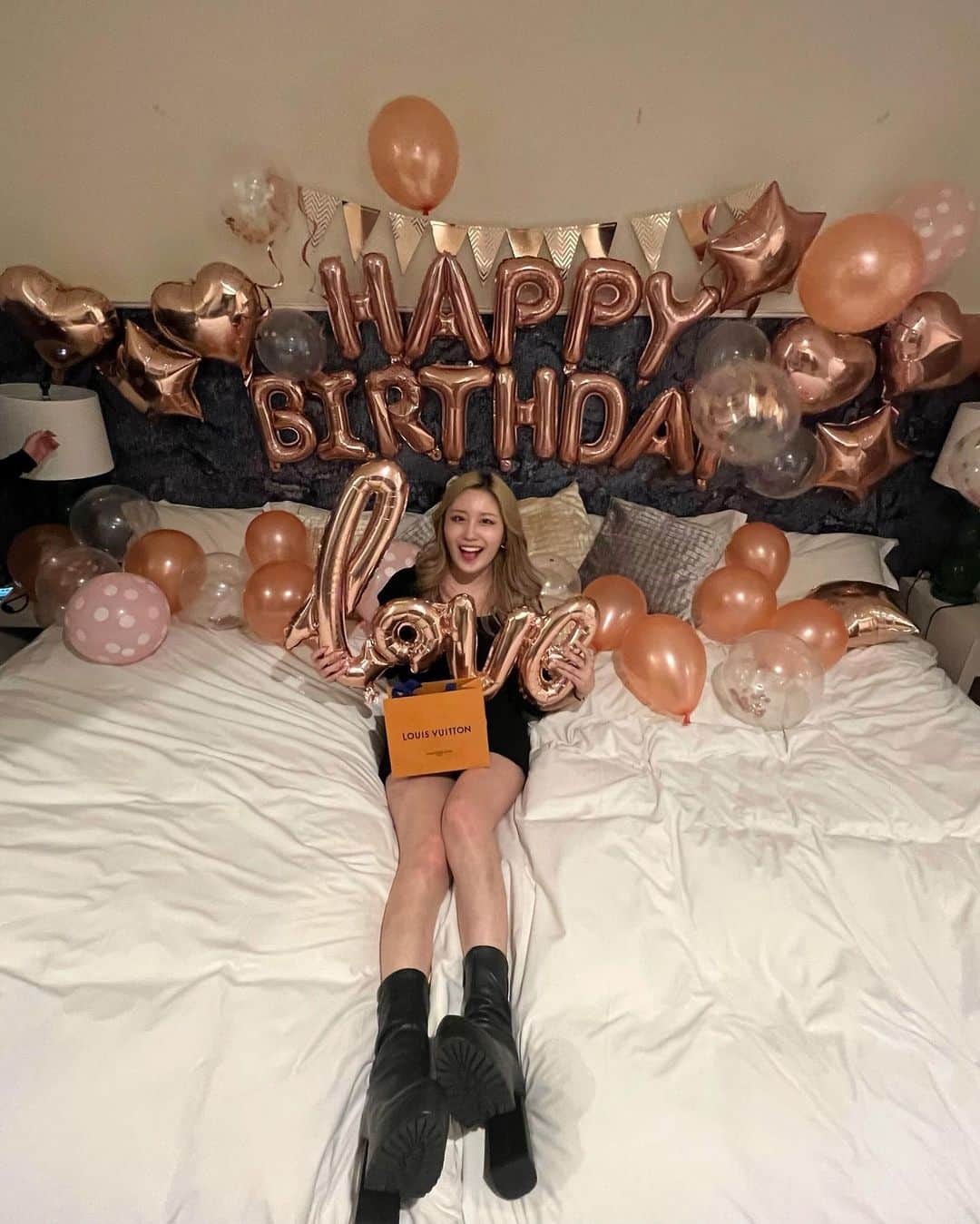 宮本茉凜のインスタグラム：「21才こぶしで🤜💥🤛 時の流れ早すぎて恐ろしいデス、、 23日当日は大好きな友達たちにお祝いしてもらって最高に幸せでした👅🤍 色んなことに挑戦する1年にしたい‼️がんばるぞ‼️  #instagood #instalike #instaphoto  #follow #followme #like #love #instalike #instapic #instalove #instafollow#tagsforlikes #tflers  #me #selfie #selfiee #selfieee #selfies  #happybirthdaytome #happybirthday2me #present」