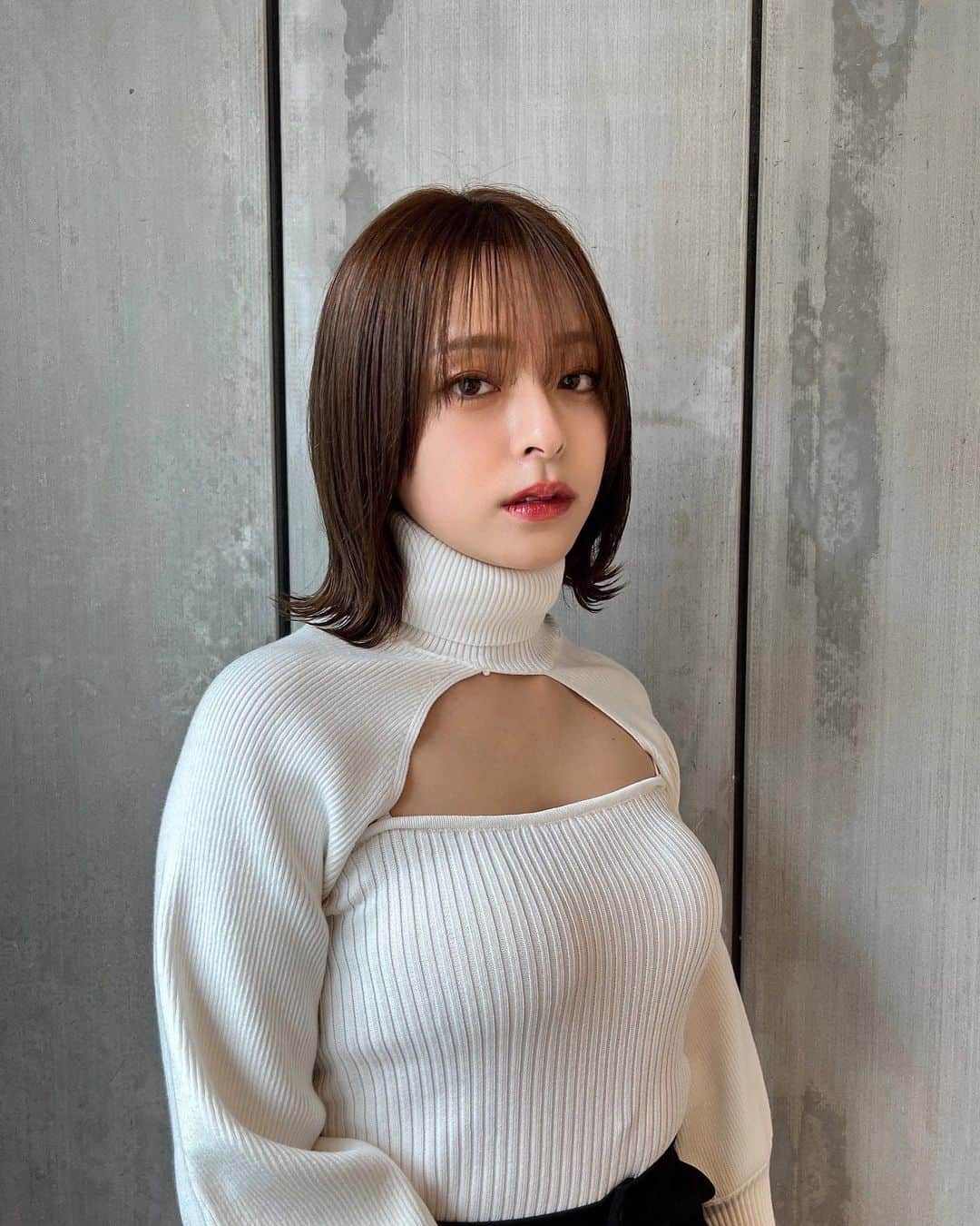 かおりのインスタグラム：「・ ・  衣装すごくおしゃれで可愛かった！ 順調に髪が伸びてる✌️  #ボブ　#ボブヘア　#外ハネ」
