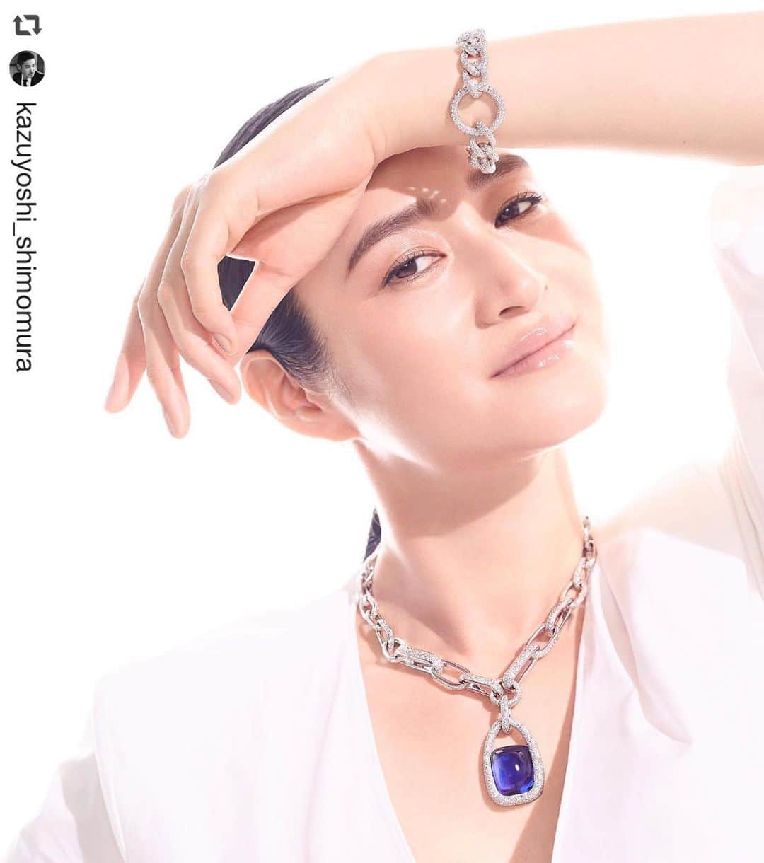 のインスタグラム：「#repost @kazuyoshi_shimomura  #小雪 さんを撮影させて頂きました。澄んだ夏の光。  #Repost @oshida.hiromi with @make_repost ・・・ 和楽　６.7月号発売中。 ・ [ハイジュエリー新たなる伝説] 第3回 イタリア・ミラノ発祥のジュエラー[ポメラート]の 登場です✨ 私も大好きなジュエラーの 一つ。 伝統美の中にモダンで、ファッション性を感じるチェーンの数々！ ・ 衣装はあえて、リゾートを意識したカジュアルスタイルに。 ・ @pomellato  @warakumagazine  #highjewelry  #ポメラート #ポメラートチェーンブレスレット ____________  @koyuki_official #koyuki  スタイリング @oshida.hiromi  ヘアーメイクアップ @hiro.odagiri   撮影#下村一喜  #kazuyoshishimomura  #photographer #写真家」