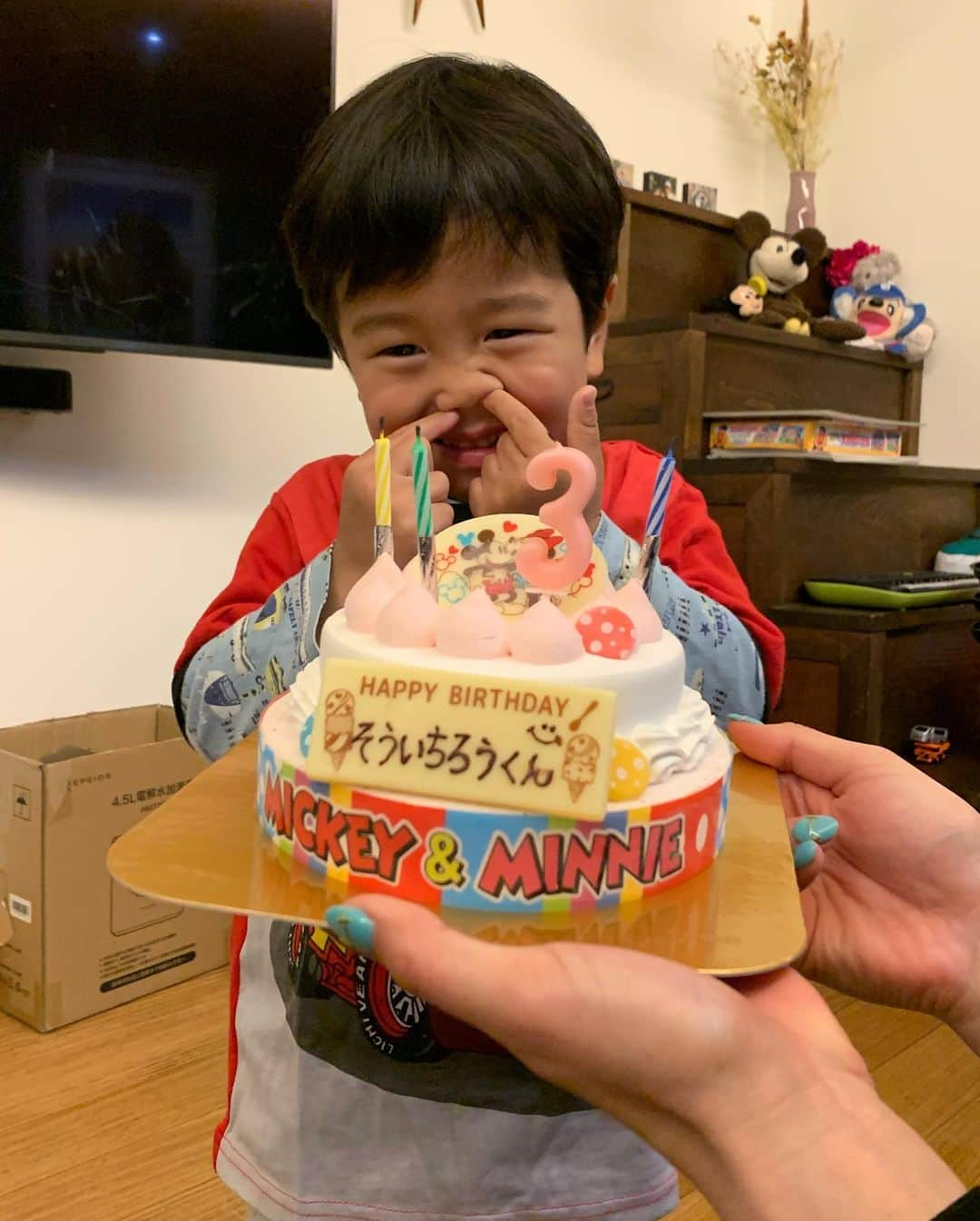 馬渕智子さんのインスタグラム写真 - (馬渕智子Instagram)「お誕生日のお祝いしてもらいました😍❤️ 2枚目の写真は、ニッコリ失敗。 鼻に指入ってるよ。  カーズのパジャマも大喜びで、すぐ着て、重ね着のまま寝ました❤️  ありがとうございました😊✨✨」5月1日 13時25分 - mabusato25