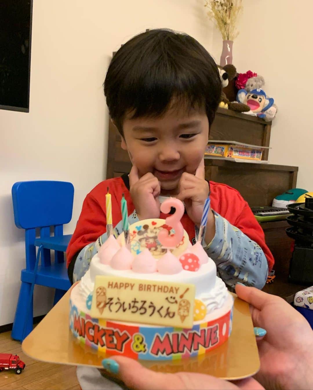馬渕智子のインスタグラム：「お誕生日のお祝いしてもらいました😍❤️ 2枚目の写真は、ニッコリ失敗。 鼻に指入ってるよ。  カーズのパジャマも大喜びで、すぐ着て、重ね着のまま寝ました❤️  ありがとうございました😊✨✨」
