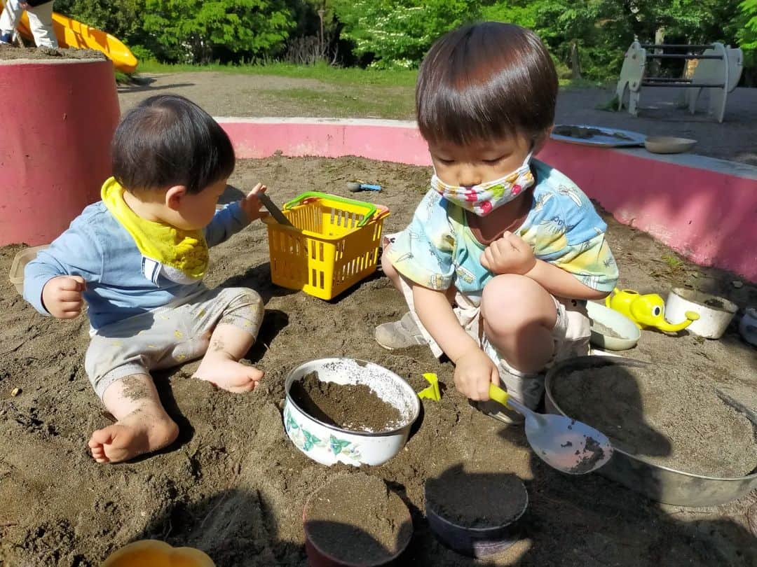 吉川莉早のインスタグラム：「ＧＷ前半は、息子と二人で妹宅へ💨💨  はじめての砂遊びは4男に教えてもらいました🤗洗礼の砂食べも完了！  帰ってからは末っ子に階段のぼりをレクチャーされていた😂なかなかスパルタだったようで、 最後は倒れるように爆睡💤  起きてから寝るまでお兄ちゃんお姉ちゃんに沢山遊んでもらいました🧸🌃」