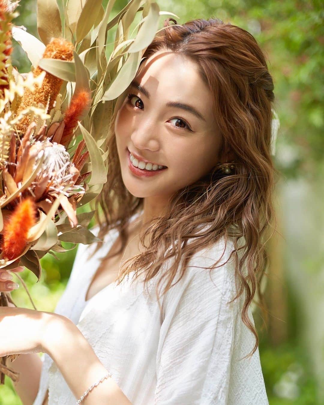 志田友美（ゆうみん）のインスタグラム：「たくさんのお祝いコメント本当にありがとうございます🥹💕  こんなに祝われることないってくらい祝福して頂き、 感謝と涙が止まらんです…🥲  全て読ませていただきました✨  同い年ベイビー👶🏼がいたり、子育てママさんがいたり、 勝手に心強くなってます🤭♡  4人兄弟でベビーや子供には慣れっこなはずだけど いざ自分がママってなったらワタワタしちゃうね🤰🏽💦笑  プレママ🔰なので先輩ママさん、色々教えてください🌼  あっという間にもう後期。 寝ずらい🫠仰向け無理…抱き枕必須です。  改めて私達の元に大切な命を授かることが出来て、 とっても幸せです。  残り少ないマタニティライフ、2人の時間を大切に🌷 3人家族に向けて夫婦手を取り合っていこうと思います🌿  どうぞよろしくお願いします🕊  #ご報告 #結婚 #妊娠 #妊娠後期 #初マタ #プレママ #妊娠8ヶ月」