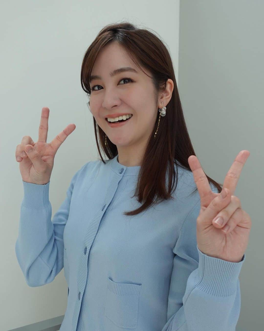 のインスタグラム：「#GW  みなさんどんな風に過ごしていますか？🍀 私はただゴロゴロしてるだけです。悲しい  #ワイドスクランブル 衣装 木　1.2枚目 トップス・スカート @estnation_womens アクセサリー @tree.accessory  金 3.4枚目 ワンピース @celford_official アクセサリー @tree.accessory  だいぶ前のオンエアです🙇‍♀️ 5枚目 one-piece @mandassociates @troisiemechaco #アナウンサー#衣装#ootd#夏コーデ#gw#連休#fashion #accessory」