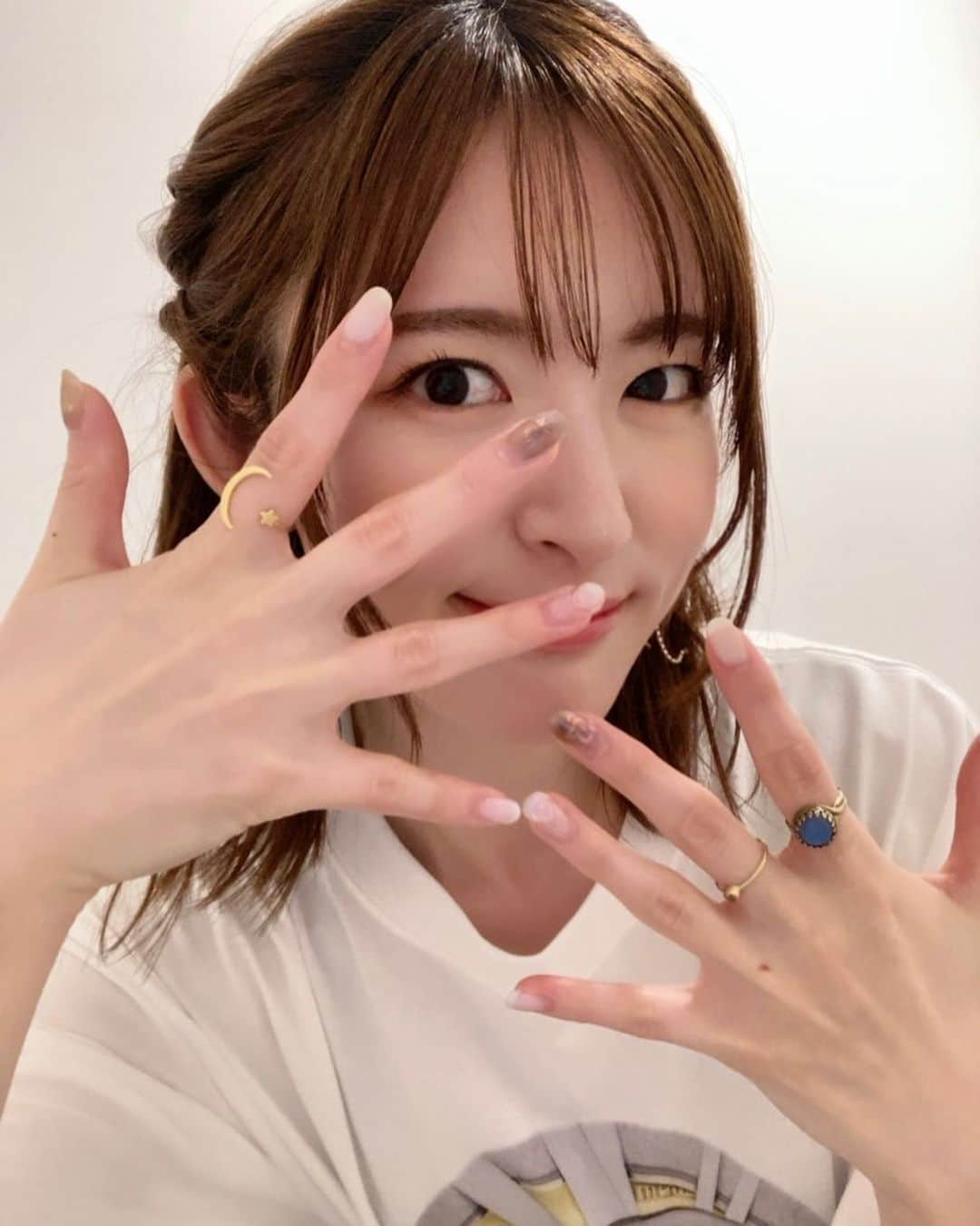 小松未可子のインスタグラム：「( ᐛ👐)ﾊﾟｧ みなさん！5月ですよ！  昨夜は、超声優祭2022 ディズニーっコらぢお　 マーベル&スター・ウォーズ特番  参加しました！  ムーンナイトにちなんで、 月の指輪で！ 月にご縁があってわたくしなんだか嬉しいです🌙⭐️  ムーンナイトTシャツも頂いちゃいました！ 沢山着ようっと！  手相占いで、闇を抱えし者第一位になった私です🔮  闇こし＼爆誕／🦹ﾖﾛｼｸｩ」