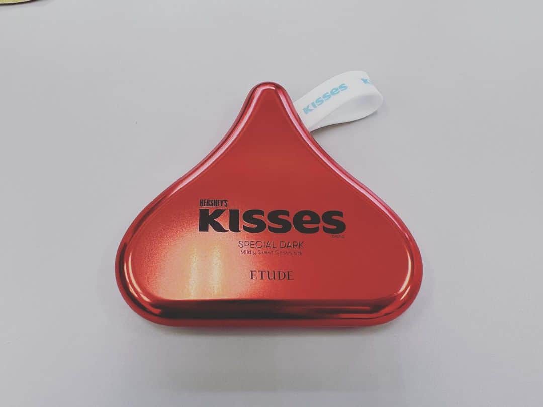 植原みゆきさんのインスタグラム写真 - (植原みゆきInstagram)「こちらいただき物の ⁡チョコ… ⁡ ⁡ではなく！ ⁡ アイシャドウパレットー✨ ⁡めちゃめちゃ可愛いーーー！！ ⁡発色もいいので、付け方しだいでナチュラルにもモードにもなるスグレモノ😆 ⁡ 気のせいかな？ 微かにチョコの香りがするような… ⁡  #kissチョコアイシャドウパレット   #アイメイク   #アイシャドウパレット」5月1日 14時44分 - myumyu_uehara