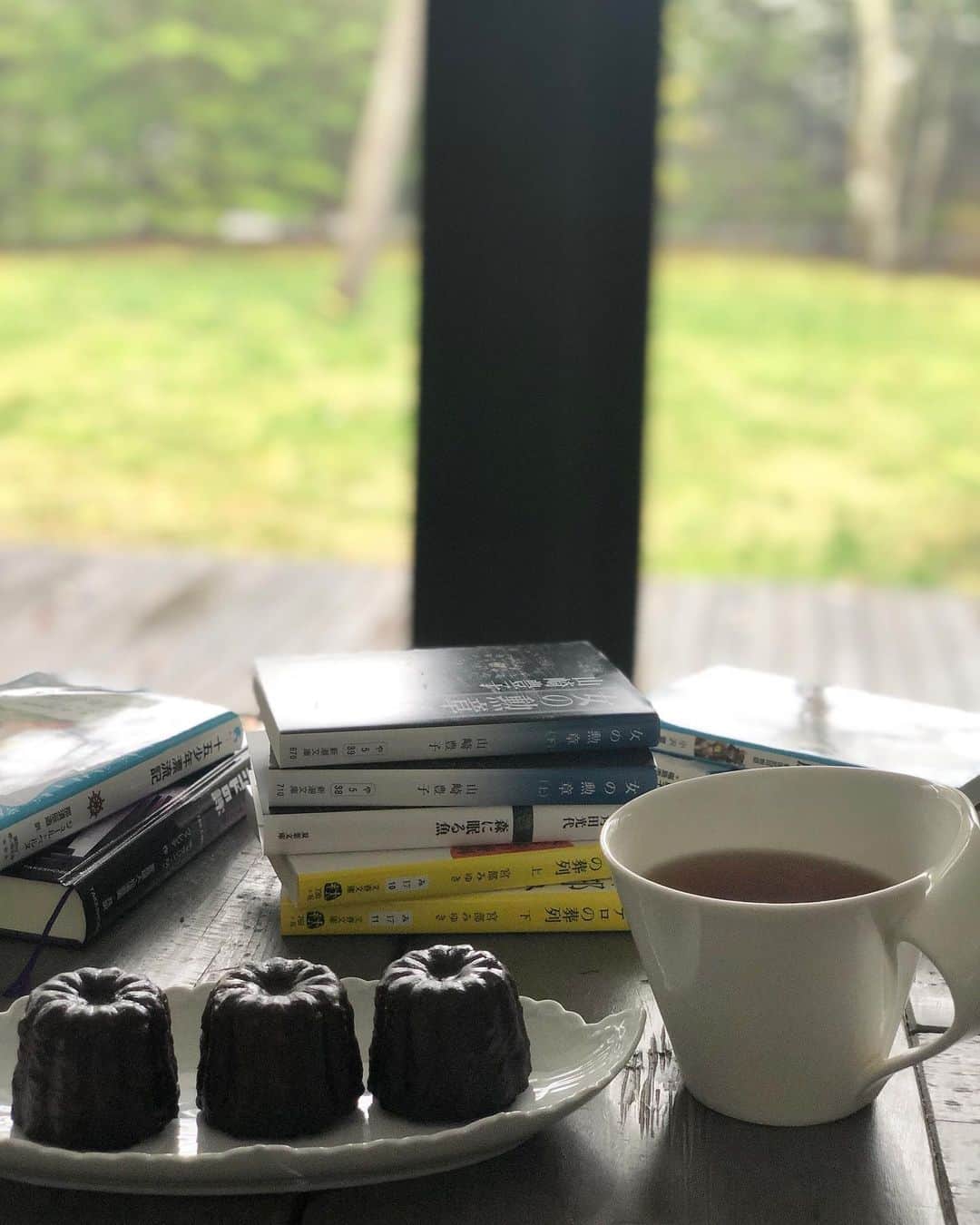 内田恭子さんのインスタグラム写真 - (内田恭子Instagram)「雨の休日の過ごし方。  打ちっぱなしの後、町の本屋さんでそれぞれ気になった本を買い、熱い紅茶と一緒に外カリカリ、中しっとりのカヌレを齧りながら、まったりと読書タイム。ああ、幸せ。  The correct way to spend rainy weekend.  Enjoy book reading with yummy caneles.  #雨の日　#gw #bookreading #booklover #読書タイム #teatime #nagaya #内田恭子 #kyokouchida」5月1日 14時41分 - kyoko.uchida.official