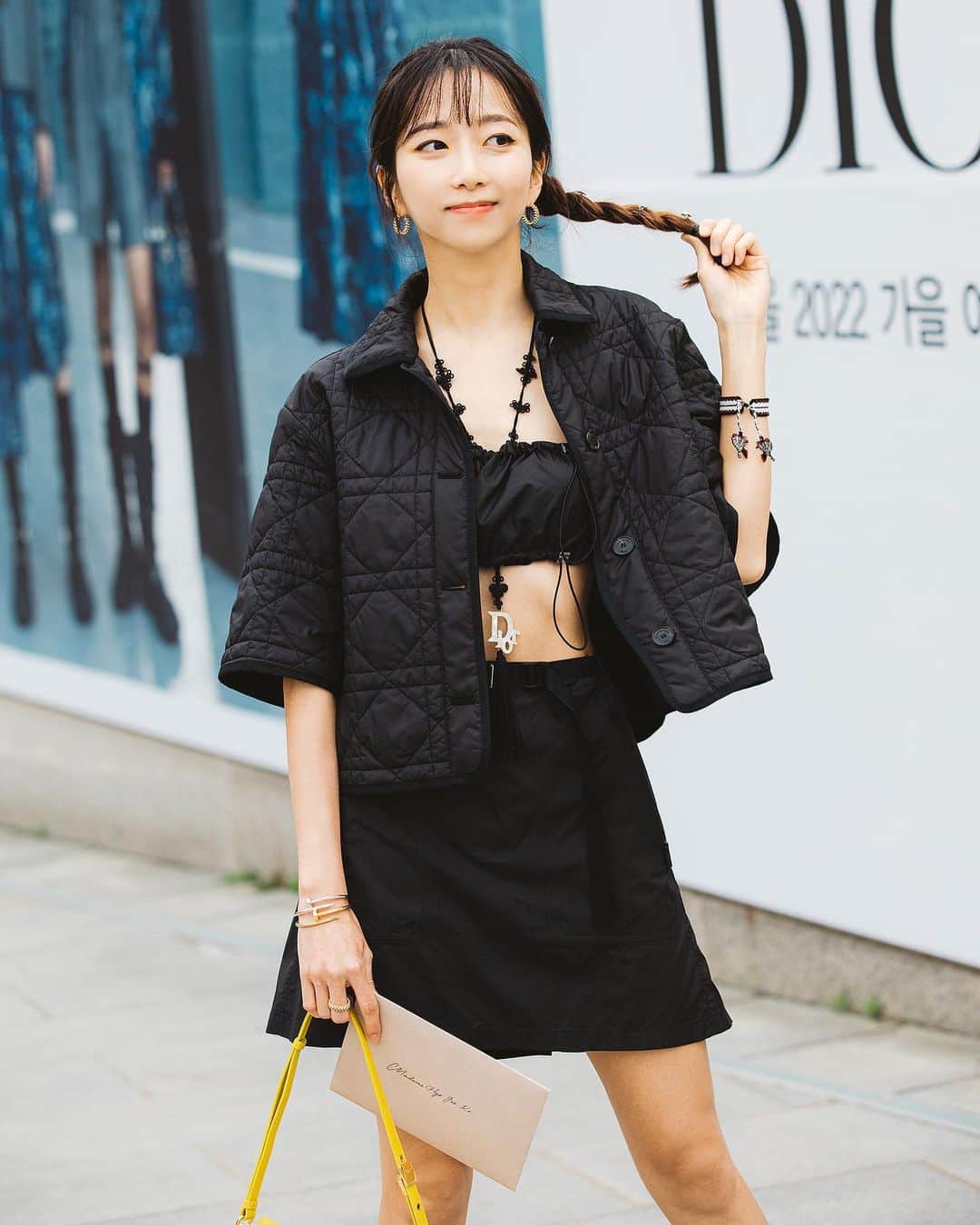 コ・ヒョジュのインスタグラム：「@dior Fall 22 역사적인 순간!! DIOR Fall 22패션쇼가 어제 5시 서울 이화여대에서 열렸어요!   셀럽들과 같은자리에 앉아서 관람할 수 있었던 것 또한 너무나 영광스럽고 감격스럽고 🥹♥️  노랑 타탄체크 포인트가 너무너무 매력적이었어요 영상들은 제 최애 착장들만 고르고 골라 아쉽지만 몇가지만 공유해드렸어요! 스토리에 더 많은 영상 있으니 하이라이트로 올려둘게요 확인해주세요💕  감사합니다 DIOR  Appreciate it Dior♥️  @mariagraziachiuri #Dior #DiorFall22」