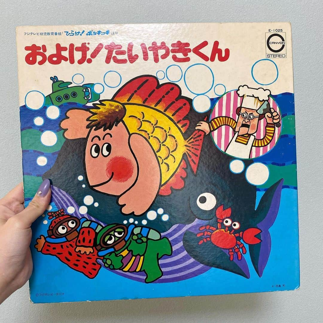 夏焼雅さんのインスタグラム写真 - (夏焼雅Instagram)「5月になりましたね🫧  アルバム『ラフ・アンド・ピース』は もう聴いてくれましたか？💿 このアルバムの中でカバーさせてもらった 『およげ！たいやきくん』のレコードをなんと❕❕ おじいちゃんが持ってました😳 すっごーーーい✨✨✨  おじいちゃんがこのレコードをプレゼントしてくれたので宝物がまた一つ増えた🥹✨じいじありがと〜💕💕  #ラフアンドピース #およげたいやきくん  #レコード」5月1日 15時34分 - miyaaa0825