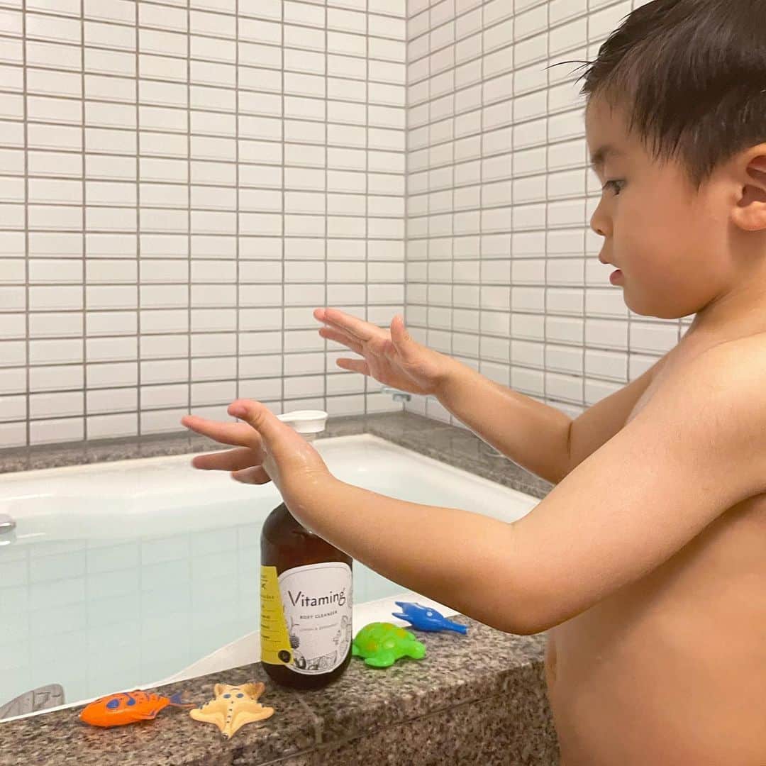 のインスタグラム：「我が家のBodySoap🤍 100%天然由来の洗浄成分✔️ ビタミンとエッセンシャルオイルが 豊富に含まれていて すっきりした洗い心地✨ レモン🍋＆ベルガモットの香りが お風呂タイムの癒し🛁 泡立ちもいいので家族皆で使っています❤️ #Vitaming  #ad #バイタミング #ビタミンボディソープ」