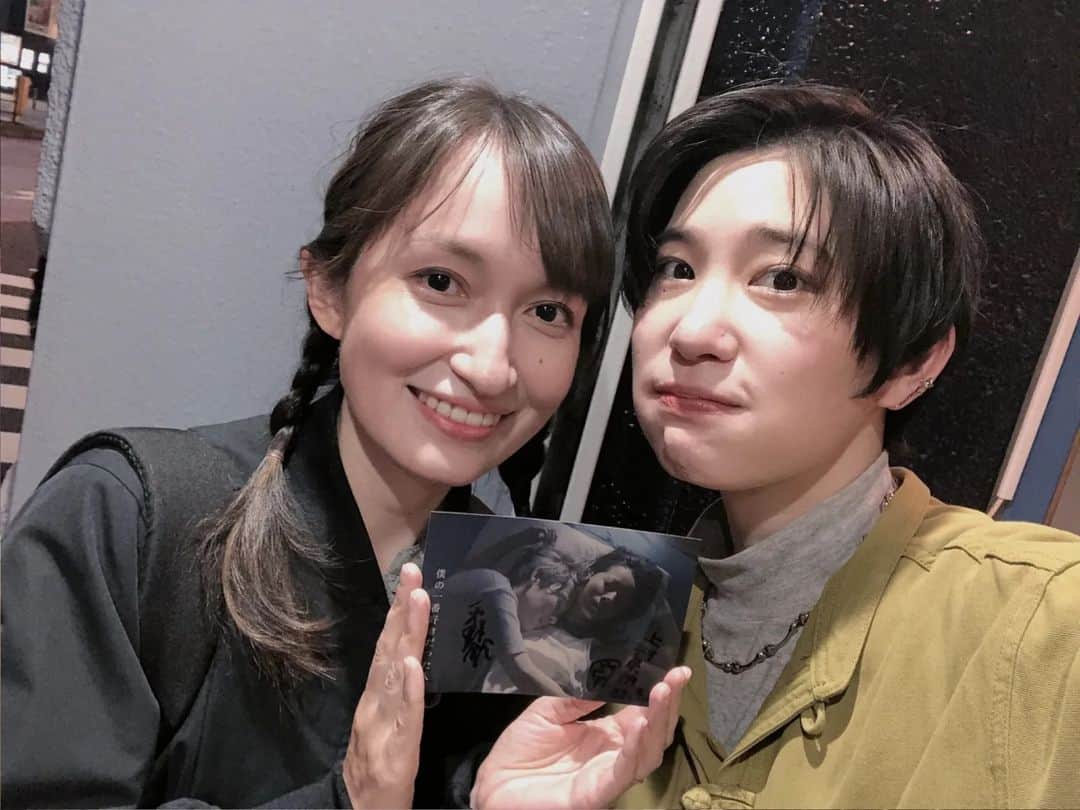 白井珠希のインスタグラム：「*⁡ ⁡*⁡ ⁡⁡昨晩、  池袋 シネマロサにて、 映画 『僕の一番好きだった人』を観てきました！ 以前配信でも1度拝見していたのですが、やはりスクリーンで観ると、映像も音も質感も、一層の深みを感じ、たくさんの新しい感情が沸き起こりました。 主演のお2人の密度がやっぱり物凄くて、⁡⁡ ⁡舞台挨拶で監督の上村奈帆さんと平野鈴さんも仰っていましたが、表には出ていない濃密な下準備、その場の空気や間を大切に扱い俳優さん方を信じ抜いた現場であったであろう事、 それらががっちりと結びついて、この様な上質な作品になったのだろうなぁと感じました。映像も音も凄かったなぁ…。⁡ ⁡*⁡ ⁡会場には、衣装や作中作品の展示もあり、中でも篠原あいりさんが詠まれた短歌がものすごくて…、、圧倒されました。⁡ ⁡見ていたら、登場人物たちの声が聴こえてきたんですよ、、凄かった、、拝見できて嬉しかったです。 GW期間中、どうか1人でも多くの方に鑑賞していただきたいと思いました本当に！！ ⁡⁡* ⁡⁡上映後には久しぶりにれいれいにも会えてうれしかったーーー！ 爆イケオシャれいれいといっぱい写真撮っちゃった…🥺♡♡♡ ⁡*⁡ ⁡*⁡ #僕の一番好きだった人  #上村奈帆 #平野鈴 #長谷川葉生 #シネマロサ #OncetheOne  #インディーズフィルムショウ  #映画  #舞台挨拶  #インディーズフィルム  #🎥 #GW  #ゴールデンウィーク」