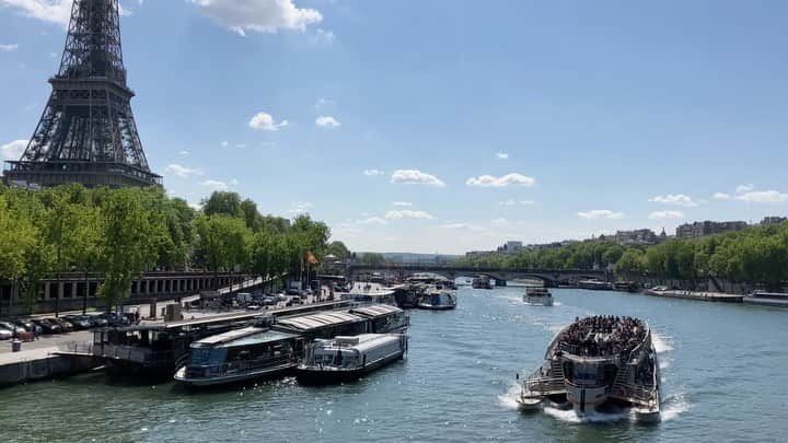 ふかしのインスタグラム：「手を振ると振り替えしてくれる法則 #セーヌ川 #seine」