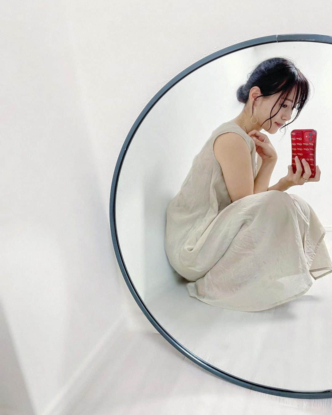 古田ちさこのインスタグラム：「クーポンあるよ﹆ ❤︎   ワンピのようなセパレート⁑  @kuih_store のものです 😉  上下それぞれ使えて リラックスできる着心地なのに 上品な大人カジュアルスタイル🪞  夏素材のジャケットを肩がけしたりして今は着ていますが真夏のものすごく暑い日にも涼しげに着れそうな感じ✨  パンツはショート丈の裏地がついているので一着で履けます。スリットがあるのでこちらも涼しげ✨  チョーカーと合わせているのですがロングネックレスも似合いそう💫  GW限定クーポンについて🎟 5/9 14時まで20％オフクーポンがあります✨  私が選んだセットアップもクーポン対象商品です☺️  新作は対象外なのですが 、 kuihの新作は発売すぐがお得で10％オフ !   GW中はmax30％オフとのこと〜♡〃  自社企画、自社生産、自社販売とこだわっているのでおもとめやすいプライスながら上質な素材やシルエットを実現しているそうです🪄  是非チェックしてみてね✔︎  #kuihst #kuih #クイ  #大人カジュアル #大人コーデ #大人コーディネート #コーディネート #大人ファッション #きれいめコーデ #きれいめカジュアル #ファッション通販 #ファッションモデル #アパレルブランド #大人カジュアルコーデ #カジュアルファッション #カジュアルコーデ #白T #白tシャツ #白tコーデ」