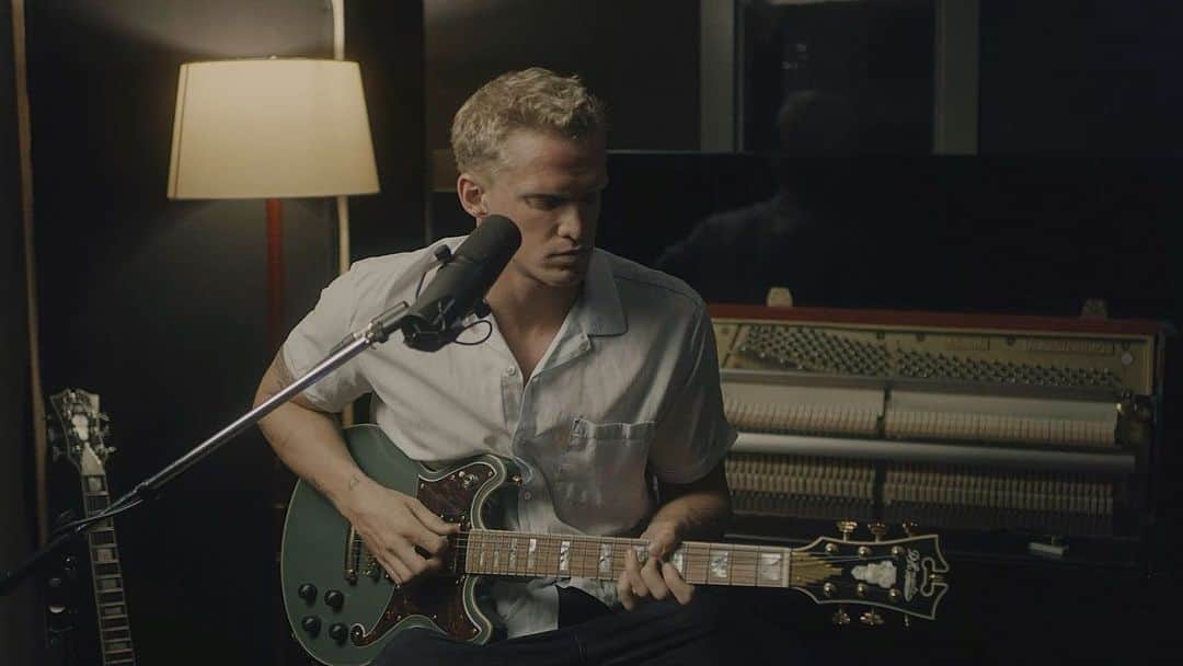コーディー・シンプソンのインスタグラム：「“When I’m King”, a small guitar piece I wrote when I was about 17.. Here I am playing it at 25. Have a relaxing Sunday.」