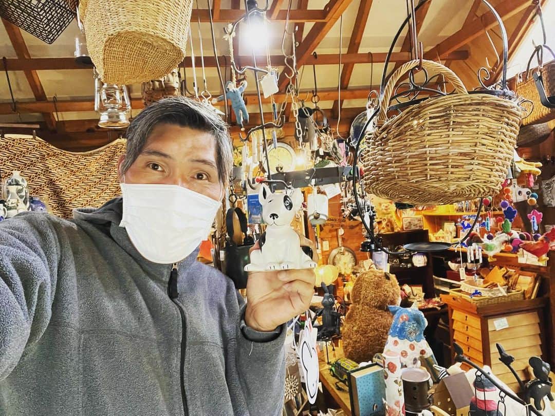 篠原信一のインスタグラム：「木々の中に建つ小さな雑貨店で買い物😁 欲しい物だらけ😅 #クラフトショップ作家屋」