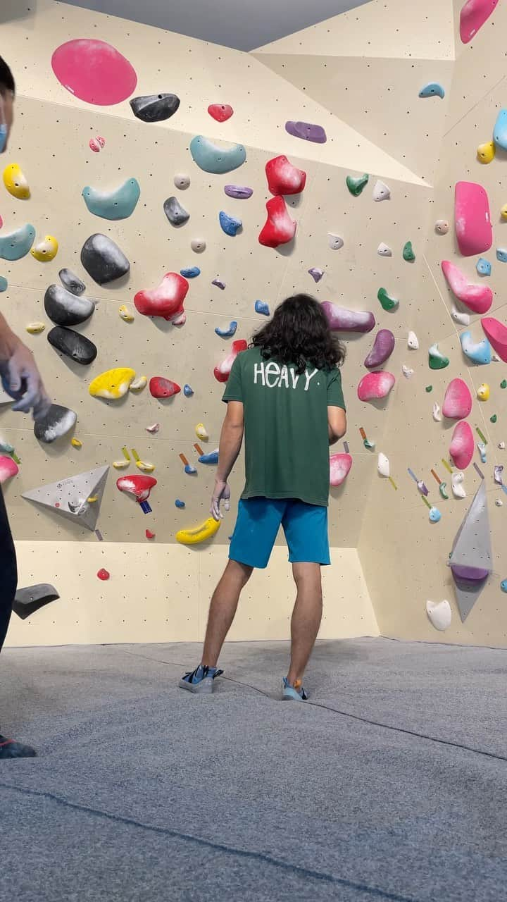 ハキム・カスバンのインスタグラム：「campus is technique~⁣ ⁣ taking extra time on the ground to properly calculate the risks, especially the last move since I can’t get my left leg on.⁣ ⁣ vid and beer conversation: @tabbatz @big.climber⁣ ⁣ @heavy.japan⁣ @boruda.sg⁣ ⁣ #climbing #bouldering #heavyjapan #borudasg」