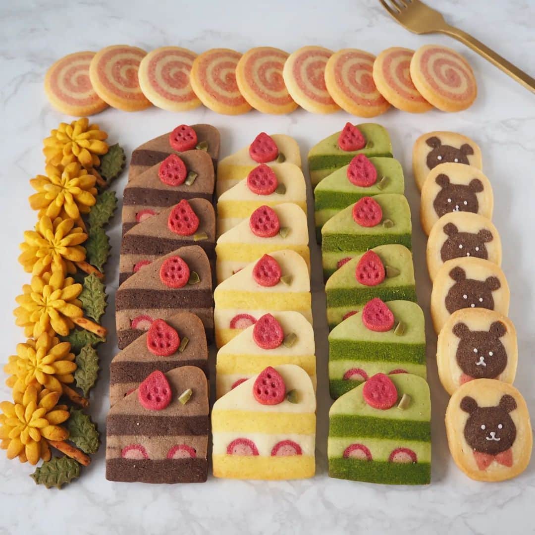 上岡麻美さんのインスタグラム写真 上岡麻美instagram チョコパイボールでポケモンゲット チョコパイ にモンスターボールを描いて 間にアイシングクッキーで作ったポケモン達を飾りました チョコパイの中身がフワっとしていて組み立てが難しいことに やり