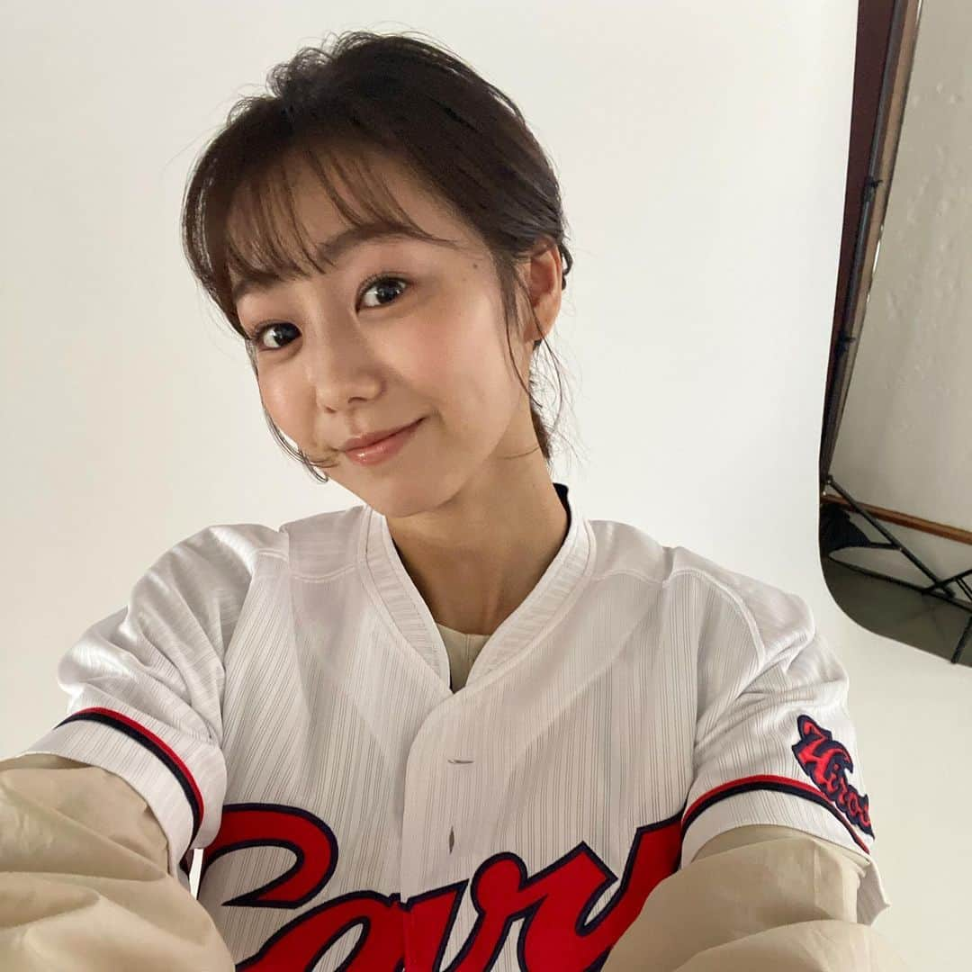 高田夏帆さんのインスタグラム写真 - (高田夏帆Instagram)「広島銀行のCM､今年で3年目です⚾︎ 白ユニは持ってないんですーて言ったら 撮影終わりに白ユニ貰っちゃったり!ワーイ 今年も宜しゅうお願いします🎏 #広島銀行#広銀」5月1日 17時51分 - takadakaho