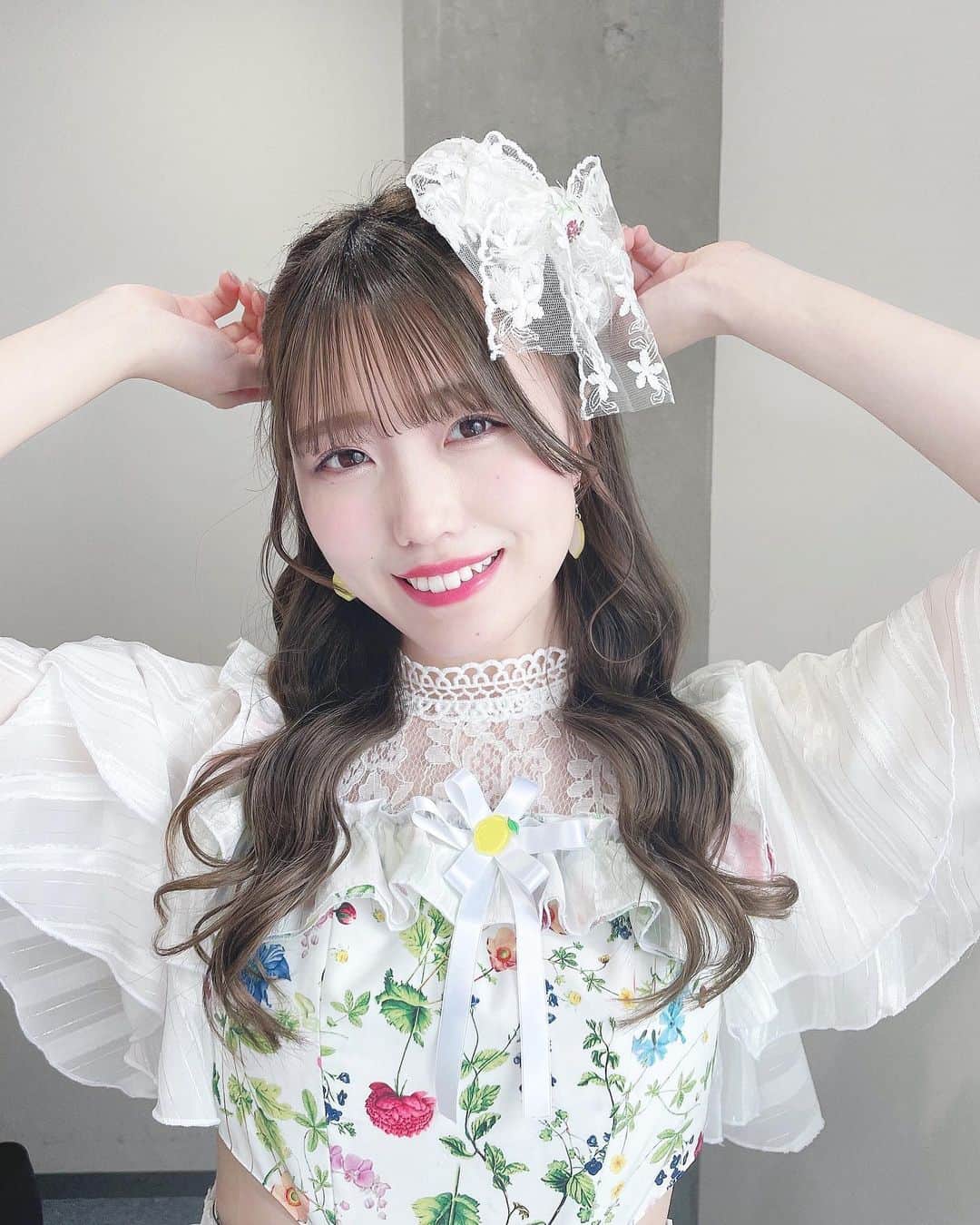 樋口なづなのインスタグラム：「🕊 新曲「Summer Lemon」の衣装です！かわいい〜〜？🍋🫧」