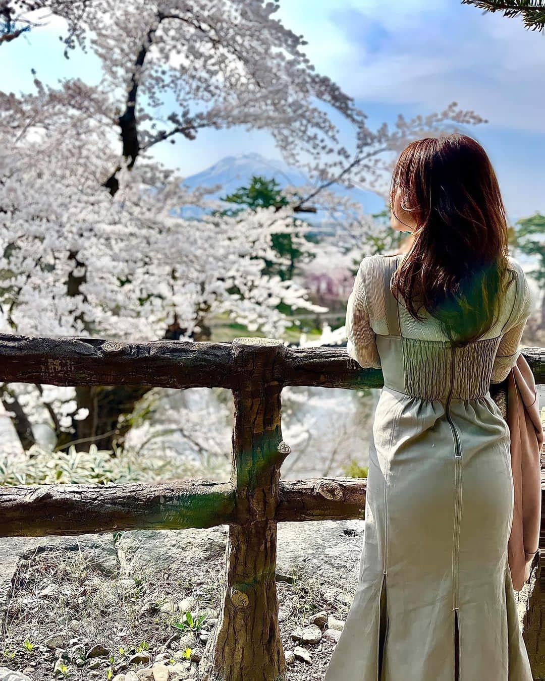 のインスタグラム：「♥︎︎∗︎*ﾟ 🌸🗻✨ ． GWいかがお過ごしですか？ ． 私はGW先取りして数年ぶりの帰省を満喫🥰 ． ． ちょうど桜が開花したてで凄く素敵でした✨ お昼も夜では見せる顔が違うので どっちも捨てがたい☀️🌸🌙 桜まつりのおススメfoodは 獄きみ揚げと真っ黒いこんにゃく♡ 桜バックに撮りたかったけど上手く撮れずw ． ． 高校時代に毎日行ってたお祭りだけに やっぱり楽しかったー💕 来年も行きたいな🍎 ． ． ． ． #gw #ゴールデンウィーク #帰省 #🍎 #🌸 #桜まつり #青森 #弘前 #弘前公園 #花より団子 #花も愛でます」