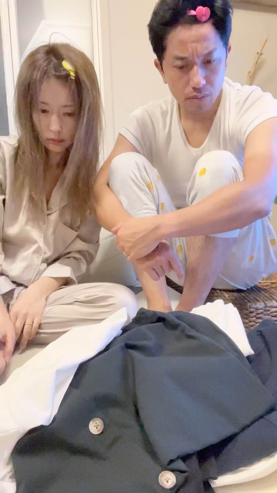 *✭ᏋണᎥ✭*のインスタグラム：「ㅤㅤㅤㅤㅤㅤㅤㅤ 夫婦コーデを8パターン載せてみたものの 最初のぐしゃぐしゃのパジャマ姿がデフォルト。 ㅤㅤㅤㅤㅤㅤㅤㅤ ㅤㅤㅤㅤㅤㅤㅤㅤ #家大好き#夫婦コーデ#根暗万歳#部屋着#コーデ#大人シンプル#オトナカジュアル#大人コーデ#着回しコーデ#高身長コーデ #166cmコーデ #骨格ウェーブ#166cm#partegram#locari  #deuxiemeclasse #ドゥーズィエムクラス#musededeuxiemeclasse#UNIQLO#gu#プチプラコーデ#夫婦」
