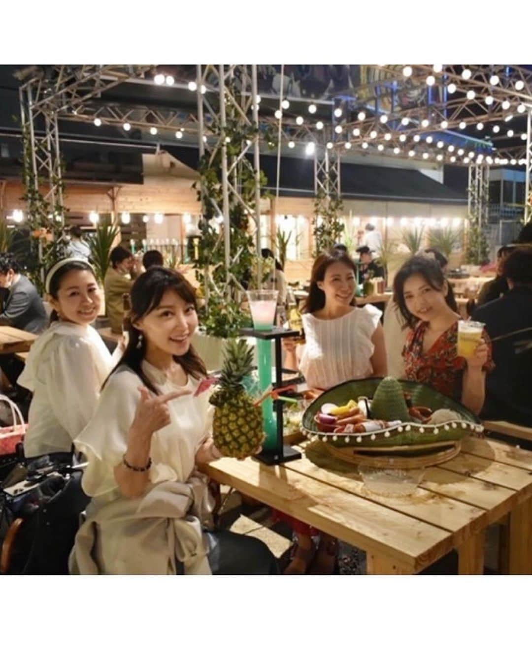 中川祐子のインスタグラム：「屋上BBQ〜💕💕 . 新宿ルミネ1 屋上にオープンした 【バーベキュービアガーデンHello】 に行ってきましたー❣️🍻✨ . 開放的な空間で 異国に旅した気分が手軽に味わえちゃいます😆👍 . BBQは アメリカ、韓国、メキシコの 3コースがあって、 今回はメキシカン🇲🇽にしてみたら… . お肉や魚介など様々な食材が 大きなメキシカンハットに乗ってきたー‼️‼️😆 . インパクトすごくてテンションMAX↑笑笑 . 背の高ーいグラスに入った ブルーのカクテルもオシャレでしょ😍 . 色んな世界のビールや 1000種類のカクテルとハンドメイドサワーが飲み放題なんだって❣️ . 私が持ってる パイナップルのカクテル🍍🍸も 可愛いー😍 . 夜になると 映画の上映も楽しめて、 雰囲気最高でした✨ . ほんと、楽しかったー☺️💕💕 . @hello_beergarden  . #新宿グルメ  #新宿ルミネ1  #バーベキュー #屋上ビアガーデン #異国を味わう #バーベキューパーティー #メキシカン #お肉大好き  #カクテルバー  #bbq  #happytime  #greatfoodanddrinks」