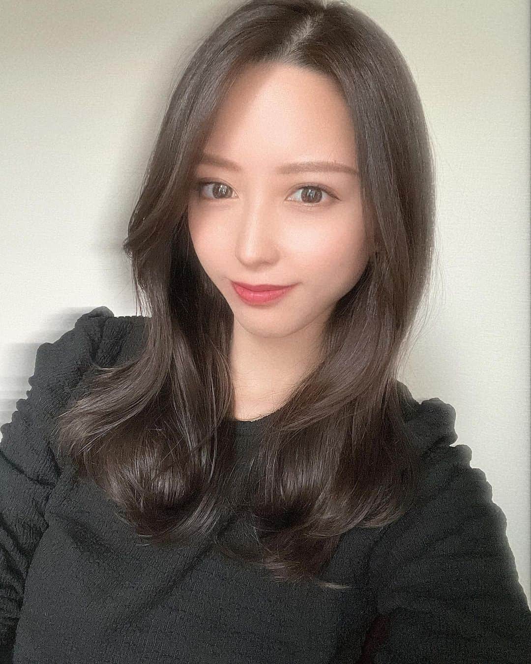 高塚みゆきのインスタグラム：「そろそろこの長さ見納めになります🤫❤️ ︎︎ ︎︎ ‌　‌　‌　‌　‌　‌　‌　‌　 ‌　 段階的に短くしてこうかなと🤭💭‌　‌　‌　‌　‌　‌　‌　 ‌　‌　‌　‌　‌　‌　‌　‌　‌ ‌‌‌‌ ‌ ‌　‌　‌　‌　‌　‌　‌　‌　‌ ‌‌‌‌ ‌ それにしても髪色に合わせてメイク変えると ･･･雰囲気も違ってくるね🙊✨ ‌‌‌‌  ‌　‌　‌　‌　‌　‌　‌　‌　  ‌　‌　‌　‌　‌　 5月も皆さまよろしくです🫶🏻💞　‌　‌　‌ ‌‌‌‌ ‌ ‌　‌　‌　‌　‌　‌　‌　‌　‌ ‌‌‌‌ ‌ ‌　‌　‌　‌　‌　‌　‌　‌　‌ ‌‌‌‌ ‌ #selfie #ロングヘア #韓国ヘア #巻き髪 #ブラックコーデ #ブラックカラー #韓国風ヘア」