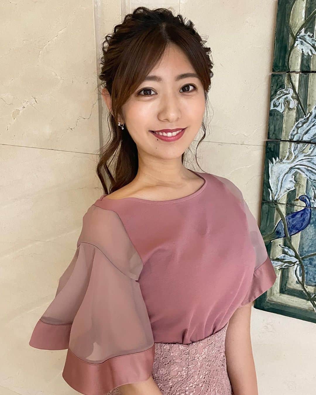 のインスタグラム：「👗 . #東京インフォメーション #衣装 29日の祝日も朝からありがとうございました☺️ . ピンクのワントーンコーデ💓 袖も、レースもかわいい🥺 ダスティ系はブルベも着やすいです✨」