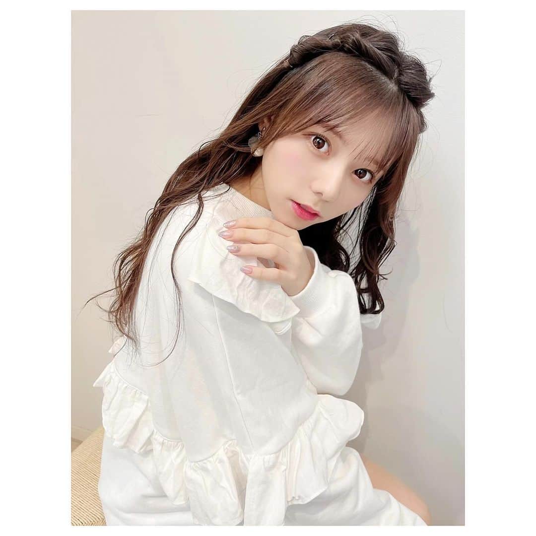 のインスタグラム：「・ ・ 好きですか、、？💓💭 ・ ・  #大森莉緒 #おーりお  #おりおんず #ヘアアレンジ #巻き髪 #ねじりアレンジ #白 #jouetie #トレーナー  #5月 #instafashion #white #instagood  #instapic #good #패션 #코디 #오늘의코디 #오늘의패션 #전신샷 #코디스타그램 #옷 #좋아요 #여신머리」