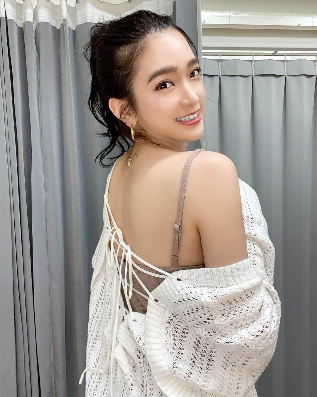 太田麻美のインスタグラム：「モーメント大阪📷 有り難うございました🤍 大阪また行きます☺︎  カーディガン... @royalparty_official   #ootd #outfit #shoot #coordinate #code #hairarrange #私服 #コーデ #ヘアアレンジ #おだんごヘア #アップスタイル」