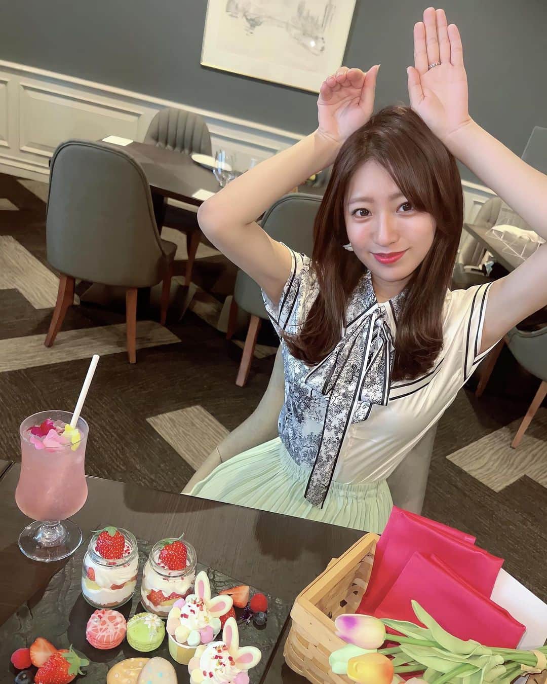 のインスタグラム：「🐰 . アフタヌーンティー あいにくの天気でテラスは断念🥺 東京タワーはまた次回🗼 イースター仕様でどれも可愛すぎた💗 . #アフタヌーンティー #afternoontea  #イースター #イースターパーティー #easter  #東京プリンスホテル #ピンク眉 #ピンク眉メイク #トレンド」
