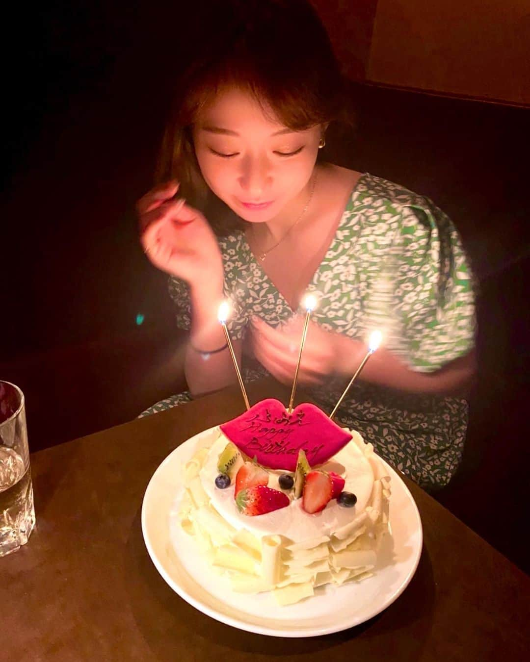 住吉史衣さんのインスタグラム写真 - (住吉史衣Instagram)「. . . It's May🎏 It's the season when fresh green is beautiful🌱✨ I turned 30 on April 26th♡ It was the happiest birthday month🥹🌸 I would like to continue to be a wonderful adult woman  without forgetting to thank the people around me. Thank you for your continued support🌷 . . . あっという間に5月ですね🎏 新緑が美しい季節になりましたね🌱✨ 私ごとですが、4月26日で30歳になりました♡ 今年の4月は特に最高に幸せな毎日でした🥺🌸 完璧じゃない私がこうして幸せいっぱいでいられるのも 家族や友達、支えてくれるみんなのおかげだな〜と😌🌈 これからも周りに恵まれていることに感謝して 素敵な大人の女性になりたいと思います。 これからもよろしくお願いします🌷 . . . #426  #birthday  #thankyou ♡ #30th #30thbirthday #biglove  . .」5月1日 22時00分 - fumie_0426