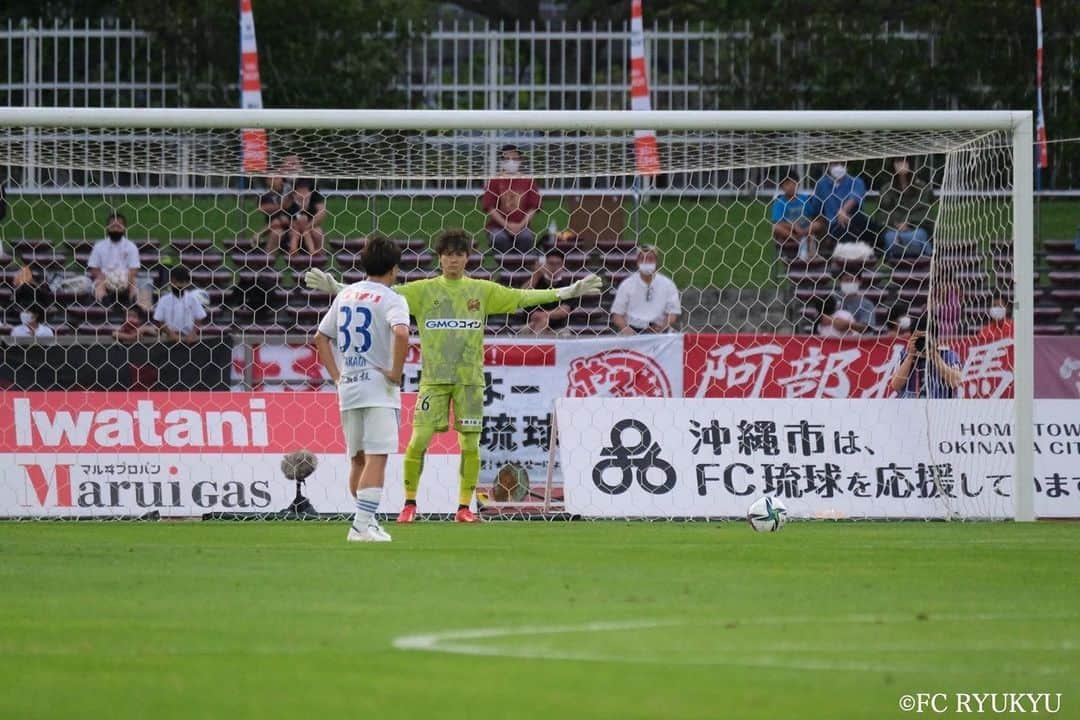 田口潤人のインスタグラム：「苦しい状況ですが 皆さんの熱い後押しに、僕らはいつも勇気をもらっています。 本当にありがとうございます。  昨日の新潟戦、自分にとってやはり特別な試合でした。 高木選手と色々な駆け引きがある中でのPKで上回れなかったこと 素直に悔しかった…  レベルの高いGKになって次は上回っていけるように必ず成長する！  次はアウェイゲーム。 チーム1つになって強い気持ちで試合へ向かいたいと思います  #fc琉球 #アルビレックス新潟 #gk #ゴールキーパー #田口潤人」