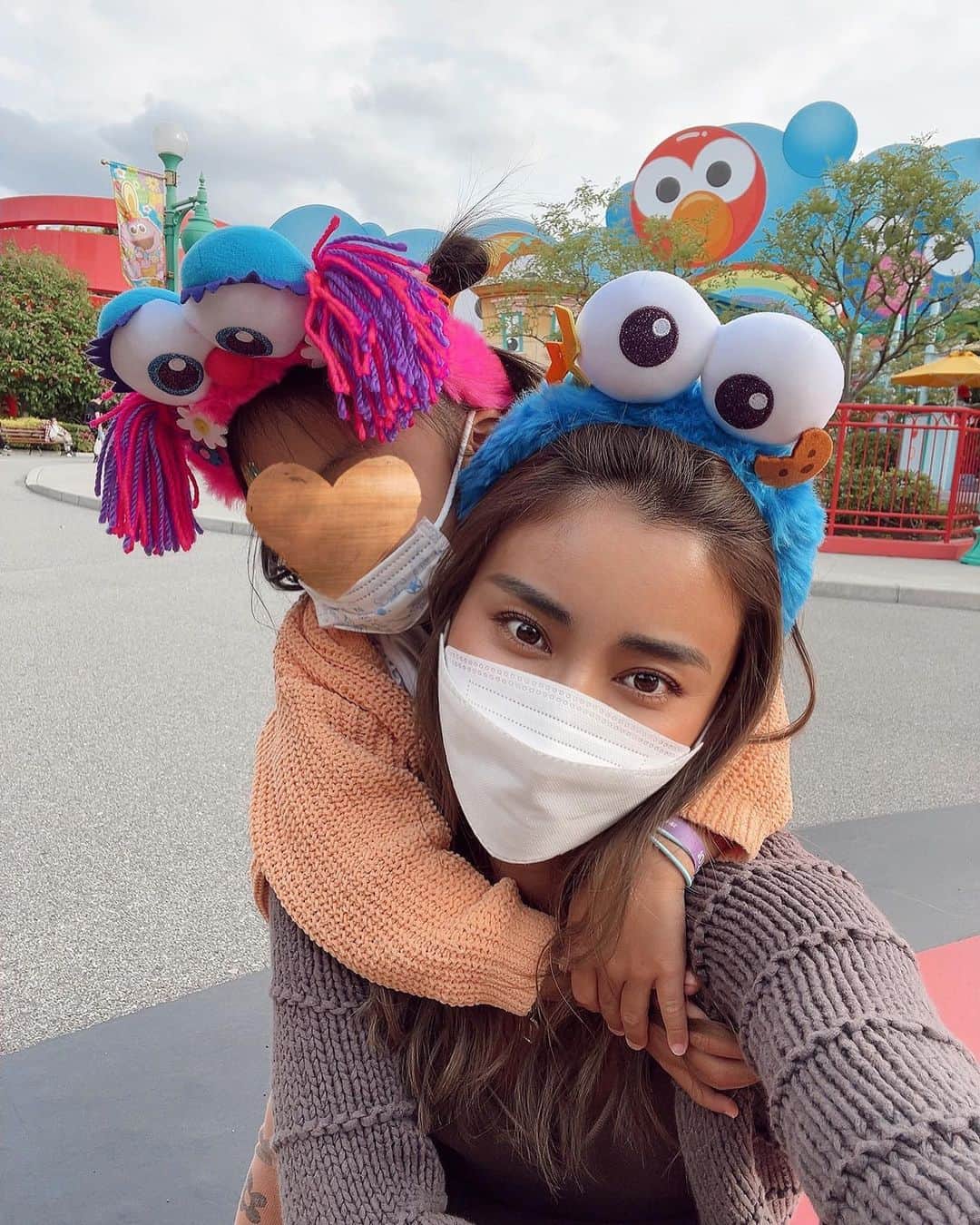 のインスタグラム：「一瞬だけ行ってきたよ💕USJ🌎  私がPOP UPにいる間、パパと2days行ってたから、沢山乗れたみたい✨  私は最後に娘とエルモのスケートボード🛹乗ってきたぁ❤️  大阪おじゃましましたー✨👍🏾🫶」