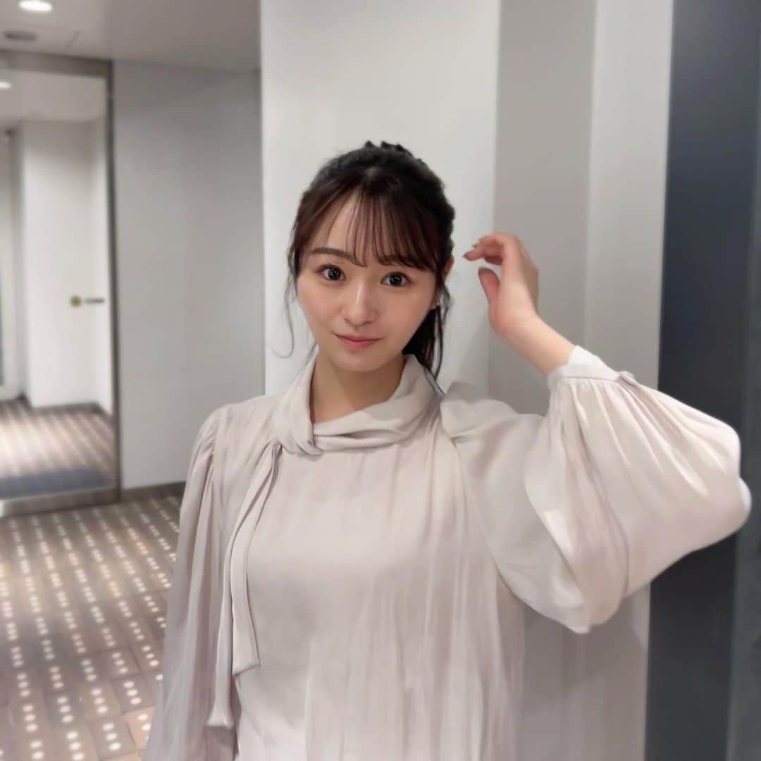 奥原ゆきののインスタグラム：「明日は月曜日〜。 10連休の方も居るのかな？私は日中打ち合わせなどお仕事です🤏 👗tops @anuans.official   4月に使い始めて良かったコスメたち。  ・ローズ グロウ トーンアップ クリーム @revlonjapan  とにかく肌補正力（トーンアップとくすみ防止）が高いand化粧崩れも抑えられる🥺 CICA成分が入ってるからか、心なしか肌荒れも抑えられてる気がしてる！この前、カフェで友達にこの化粧下地の良さを熱弁した😂  ・MCファンデーション　@giverny_japan  宮脇咲良ちゃんがyoutubeでおすすめしてたファンデ。 アイズワンのメイクさん御用達らしく、コンシーラーいらずのカバー力✨指で塗ると厚塗りになるから、スポンジ必須！  ・ヴォランタリーベイシスアイパレットex07  @celvoke.jp  上２つのシャドーを涙袋に使うのがお気に入り。右下のクリームカラーを上手く使いこなせるように練習中🤲」
